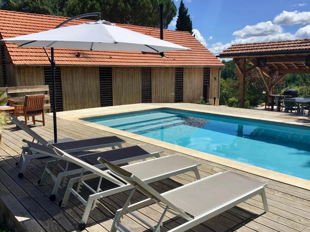 Bazén v ubytovaní Le séchoir à tabac et sa piscine Les temps des sources alebo v jeho blízkosti