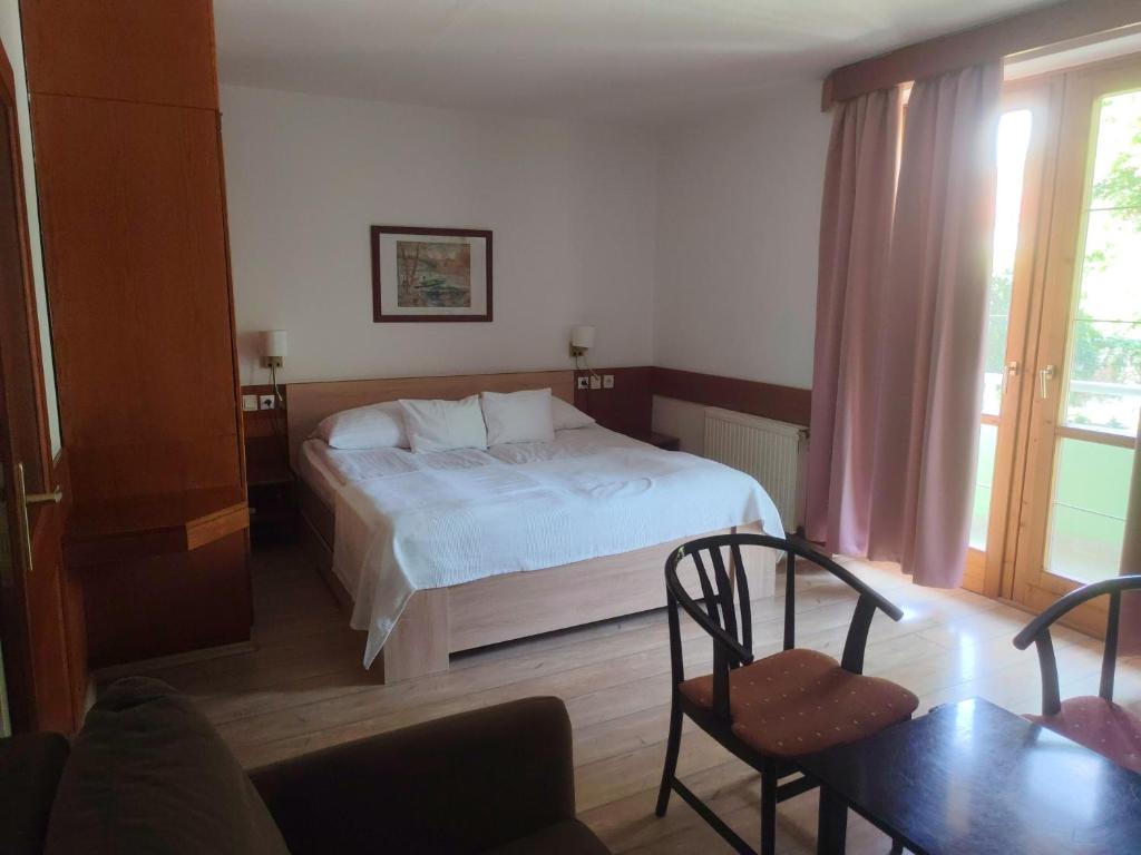 Postel nebo postele na pokoji v ubytování Abbázia Club Hotel Kék