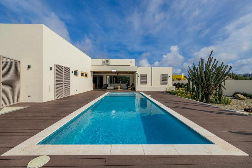 Πισίνα στο ή κοντά στο New 4BR Villa 5min to Palm Beach & Ritz by Bocobay