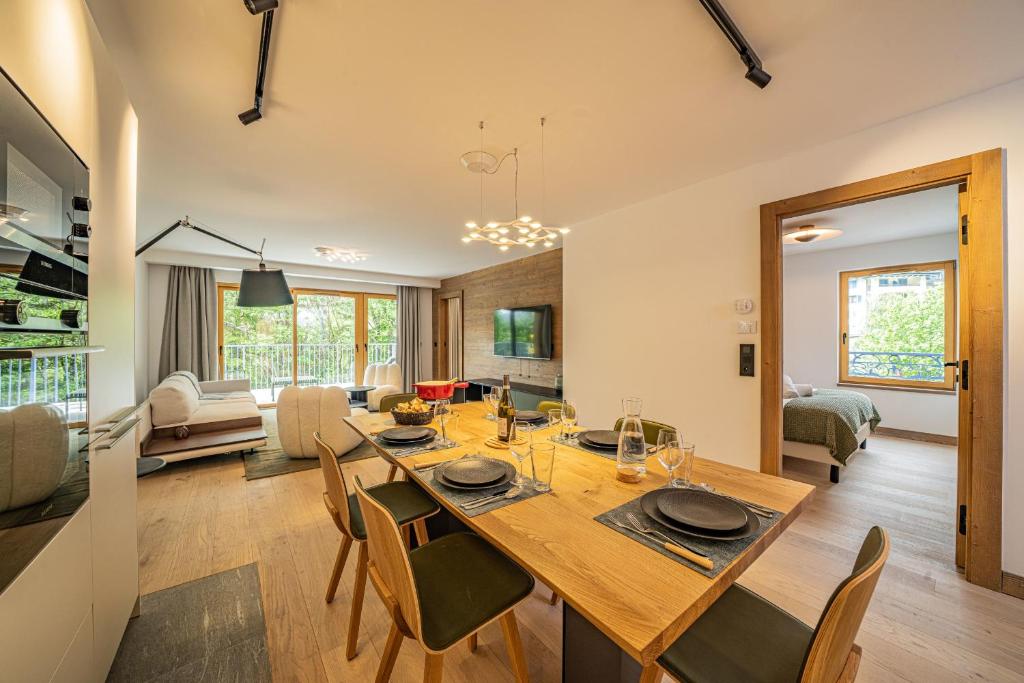 une salle à manger et un salon avec une table et des chaises dans l'établissement Paradisa- Mer de Glace, à Chamonix-Mont-Blanc
