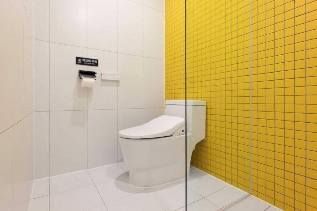 Bilik mandi di Moor Hotel Mokpo By Aank