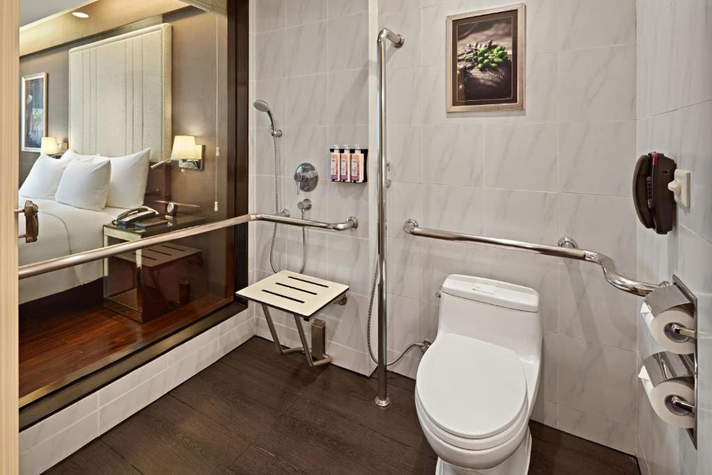 Koupelna v ubytování Mövenpick Hotel Hanoi Centre