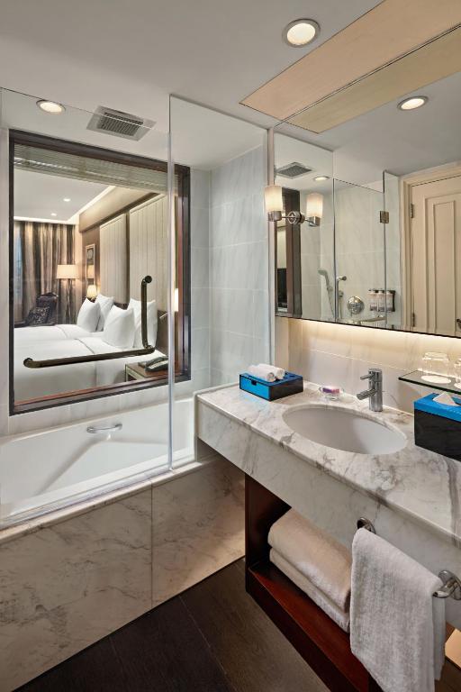 Koupelna v ubytování Mövenpick Hotel Hanoi Centre