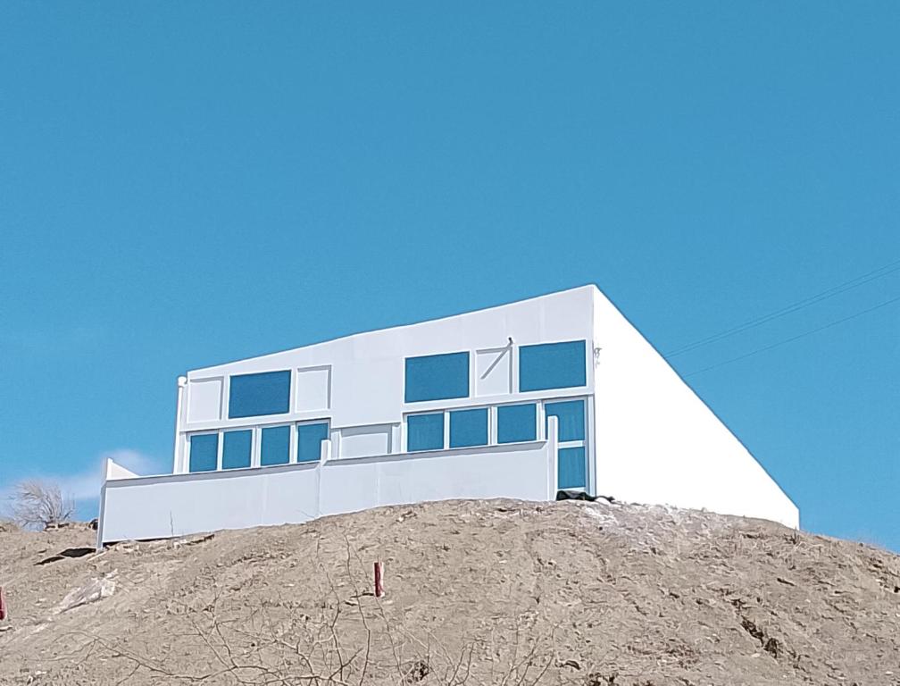 um edifício em cima de uma pilha de areia em Habitaciones Bahia de las Tortugas Ñuro em El Ñuro