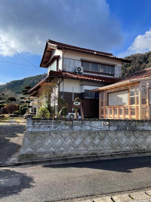 Nespecifikovaný výhled na hory nebo výhled na hory při pohledu z hostelu