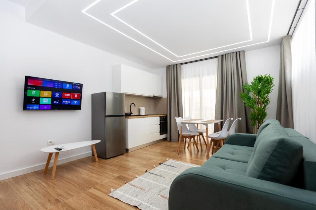 salon z kanapą i stołem w obiekcie Lungomare Apartments we Wlorze