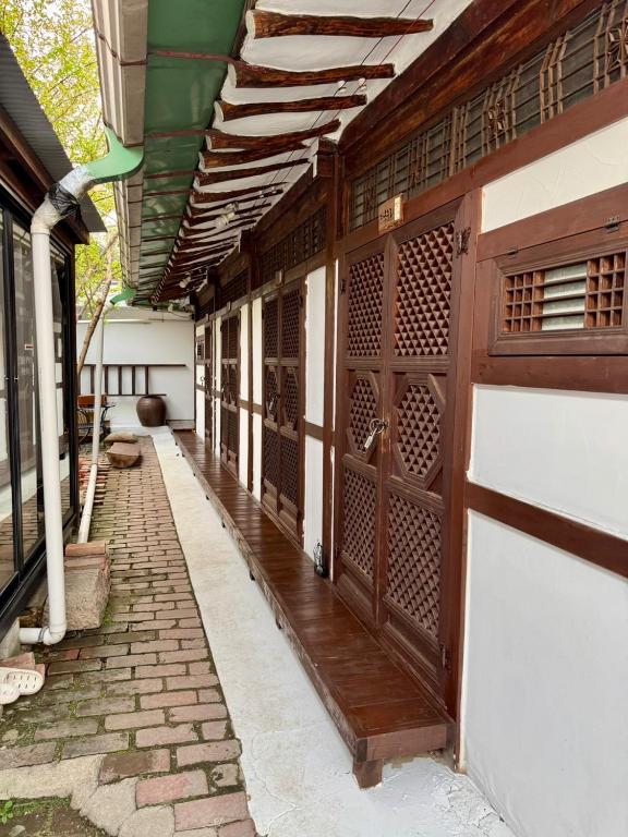 un pasillo vacío de un edificio con puertas de madera en Jeonju Gaindang Hanok Stay, en Jeonju