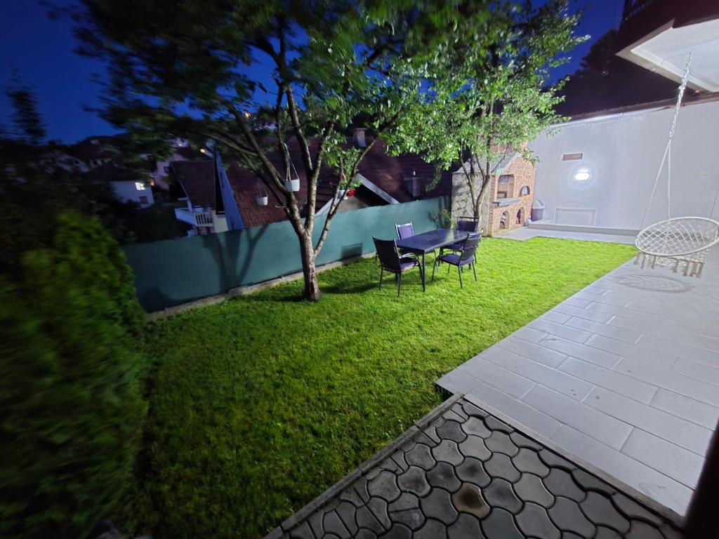 Vrt ispred objekta Silver Apartment