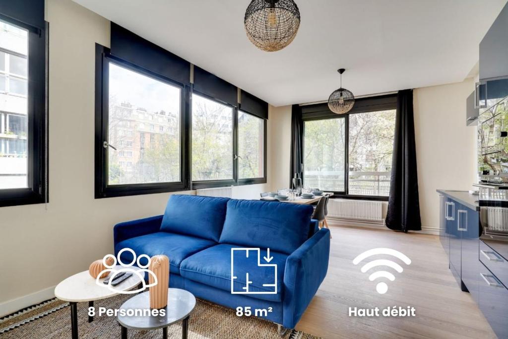 - un salon avec un canapé bleu et quelques fenêtres dans l'établissement Bluestay 57 - Charmant appartement à Paris, à Paris