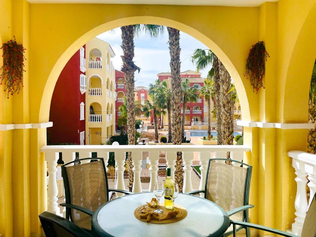 ロス・アルカサレスにあるCasa Riveroのヤシの木が茂るバルコニー(テーブル、椅子付)