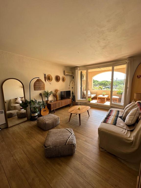 un salon avec un canapé et une table dans l'établissement Studio au cœur de la marina, à Cogolin