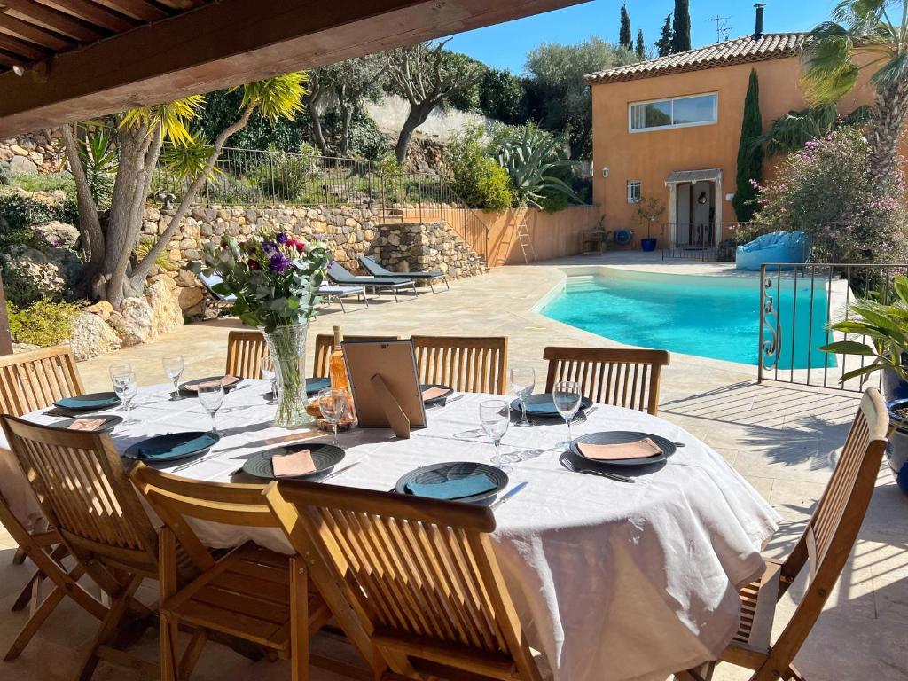 une table avec un ordinateur portable installé au-dessus dans l'établissement Magnifique villa au calme, Vue mer, piscine, à Ollioules