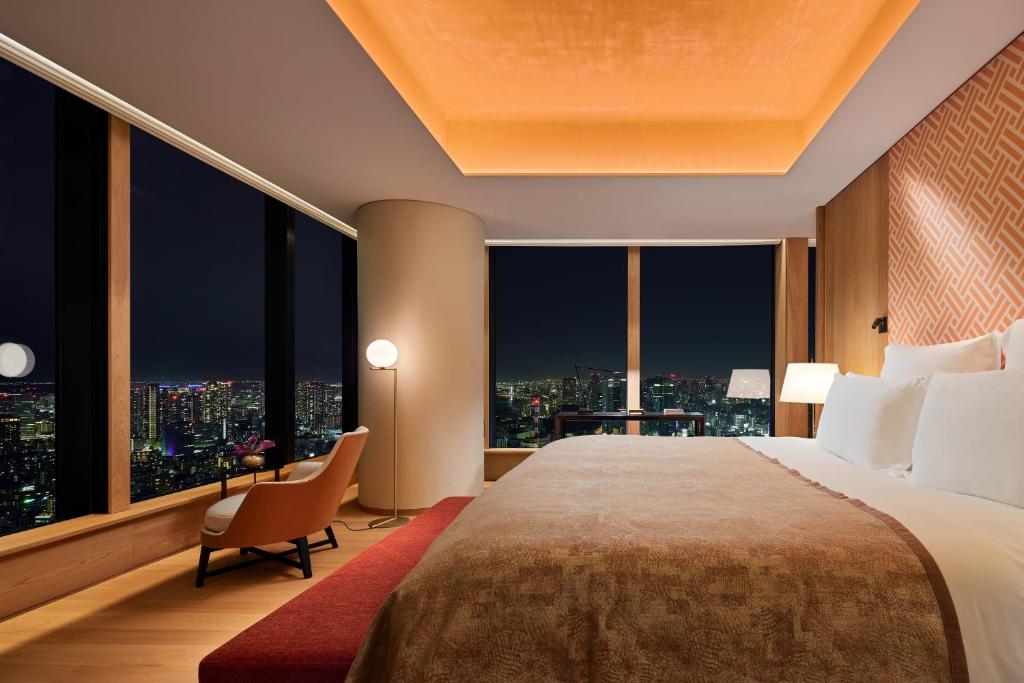 Postel nebo postele na pokoji v ubytování Bvlgari Hotel Tokyo
