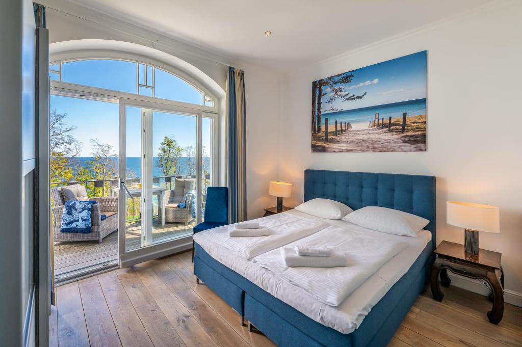 Un pat sau paturi într-o cameră la Ferienwohnung Schilfrohr Meerblick Kamin Sauna