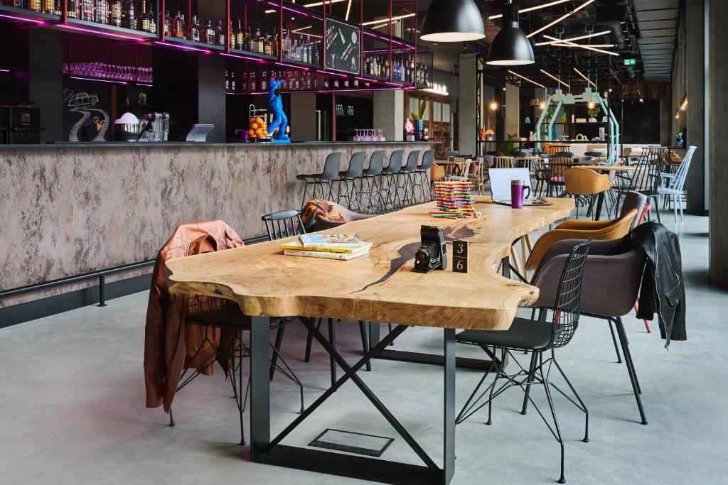 Moxy Warsaw City - Resim 7