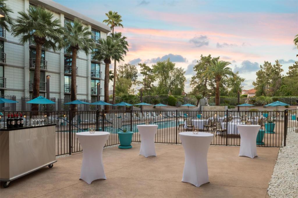 Restaurace v ubytování Embassy Suites by Hilton Phoenix Biltmore