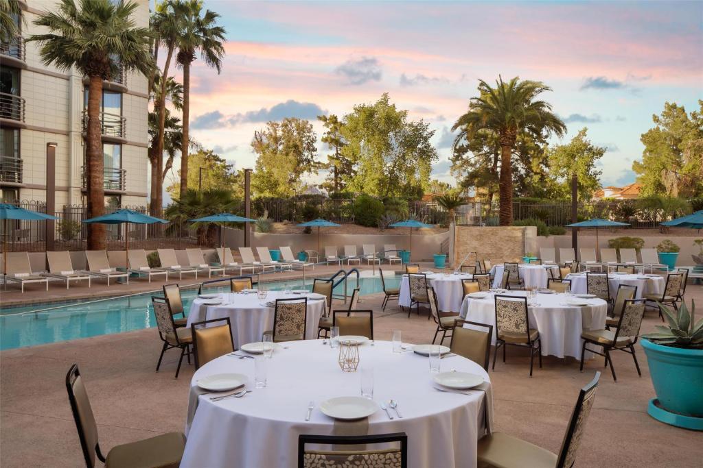 Bazén v ubytování Embassy Suites by Hilton Phoenix Biltmore nebo v jeho okolí