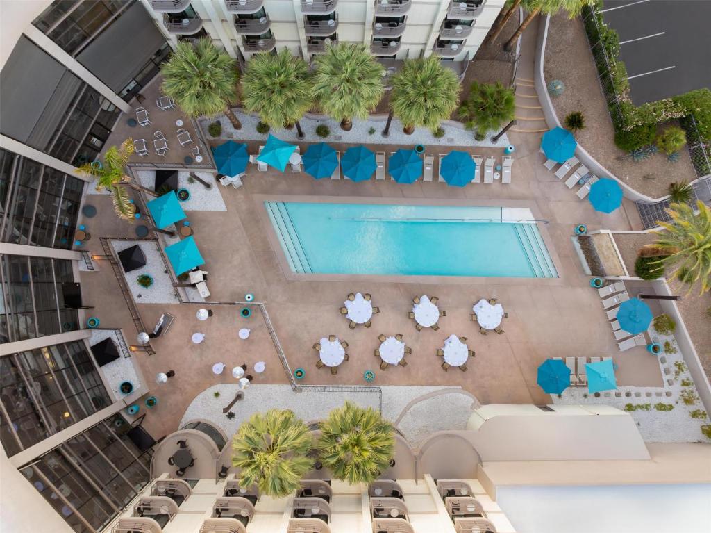 Bazén v ubytování Embassy Suites by Hilton Phoenix Biltmore nebo v jeho okolí
