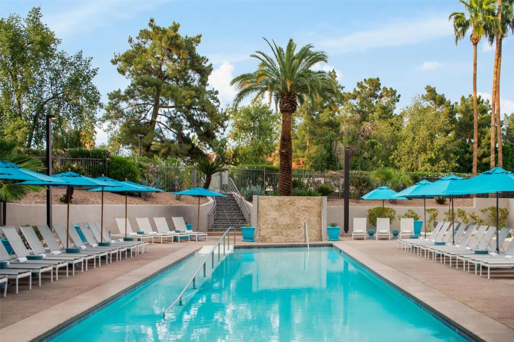 Bazén v ubytování Embassy Suites by Hilton Phoenix Biltmore nebo v jeho okolí