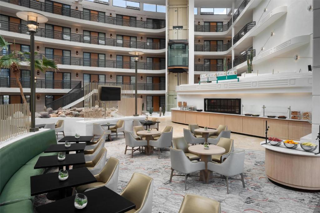 Posezení v ubytování Embassy Suites by Hilton Phoenix Biltmore