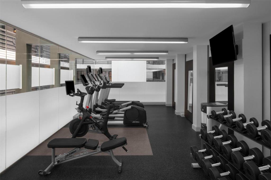 Fitness centrum a/nebo fitness zařízení v ubytování Embassy Suites by Hilton Phoenix Biltmore