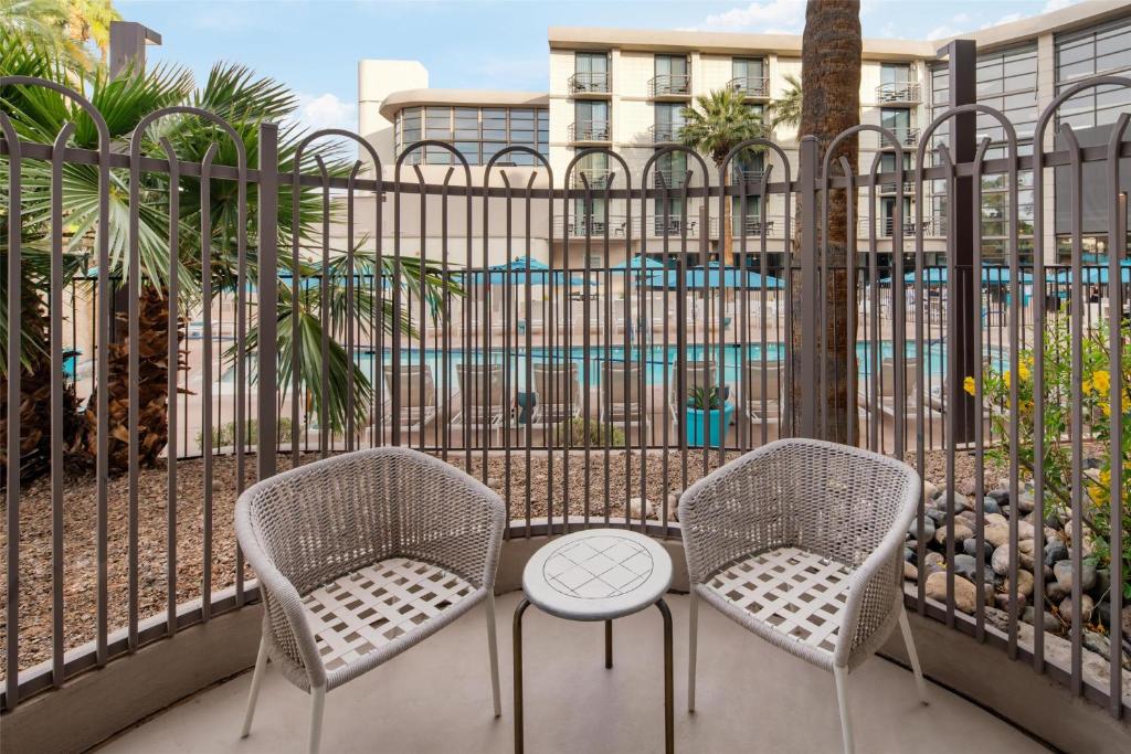 Balkón nebo terasa v ubytování Embassy Suites by Hilton Phoenix Biltmore