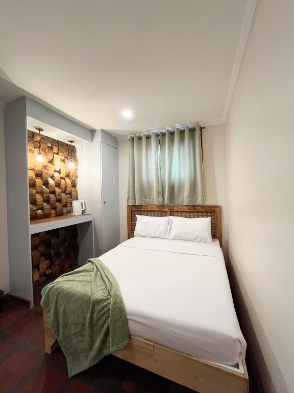 Postel nebo postele na pokoji v ubytování JCGA Apartments' Rustic Chic Cabins-Near Botanical Garden and SM Baguio