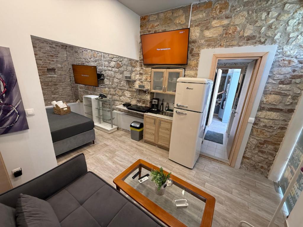 Kuchyň nebo kuchyňský kout v ubytování TRAVELLERS CORFU TOWN Luxury Suites, Studios & Apartments