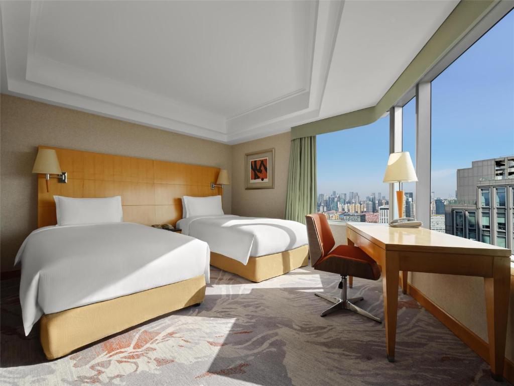 Postel nebo postele na pokoji v ubytování DoubleTree by Hilton Shanghai Pudong - Present welcome cookie