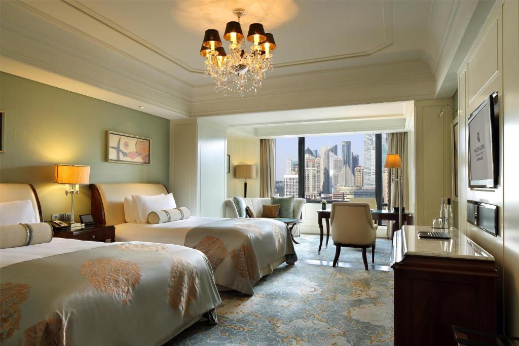 Postel nebo postele na pokoji v ubytování Waldorf Astoria Shanghai on the Bund