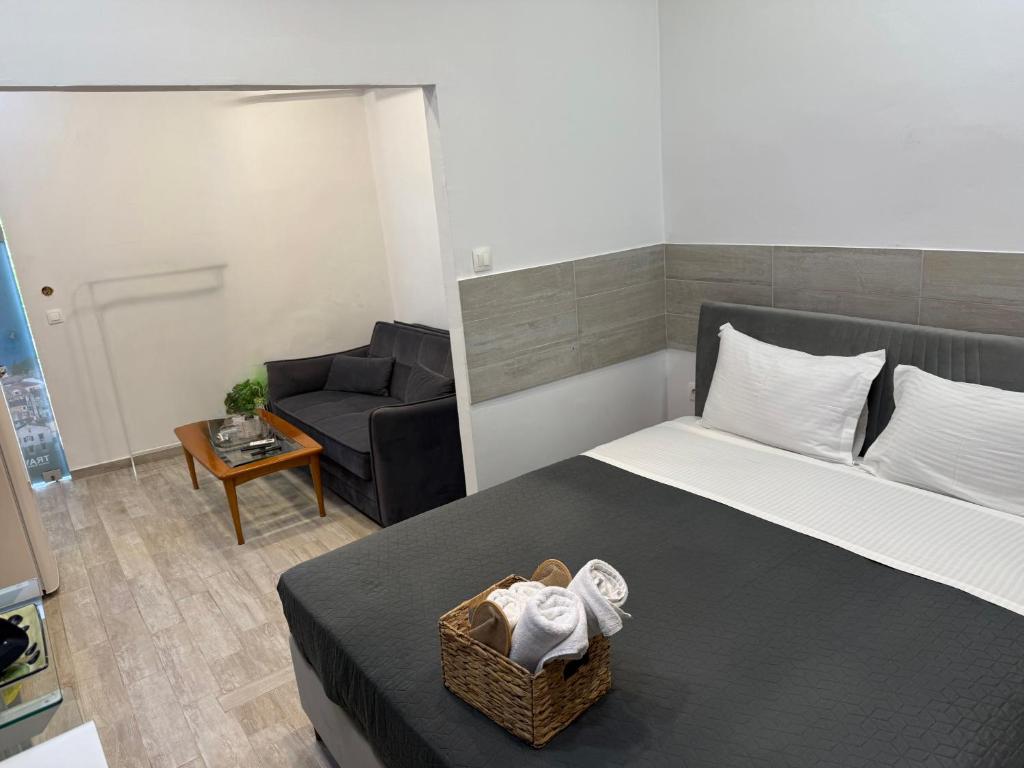 Postel nebo postele na pokoji v ubytování TRAVELLERS CORFU TOWN Luxury Suites, Studios & Apartments