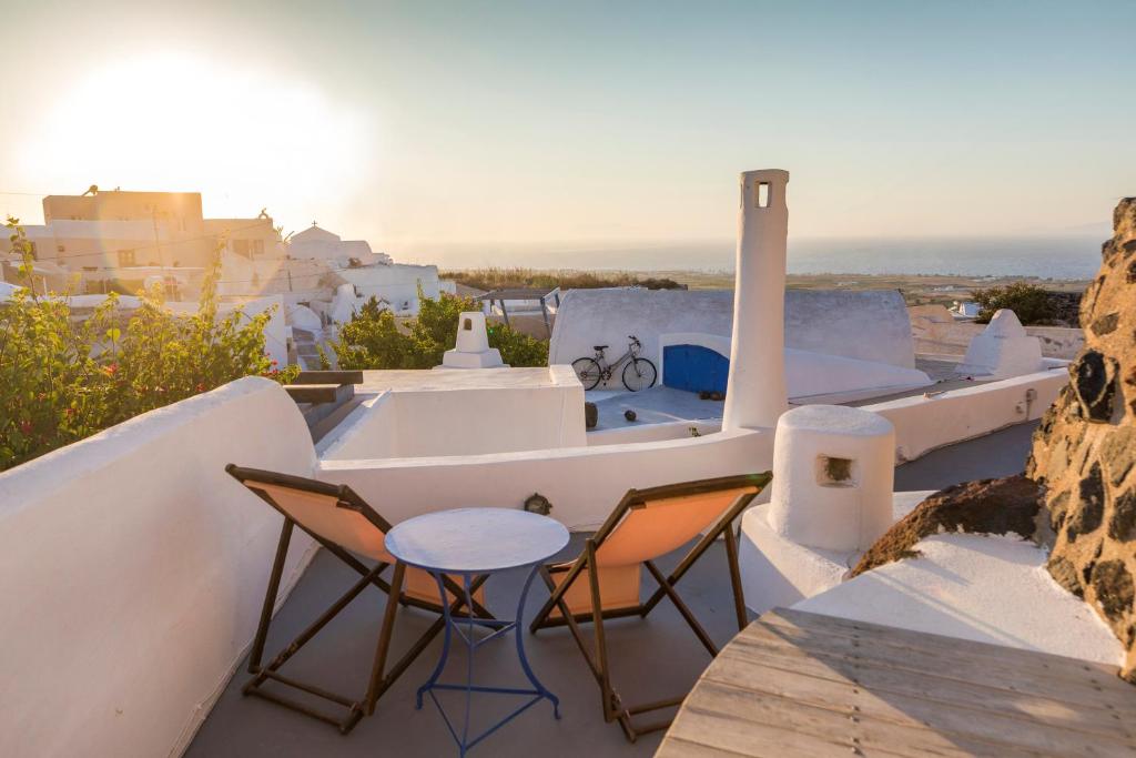 a table and chairs on the roof of a building at Gemini Cave Florina in Oia