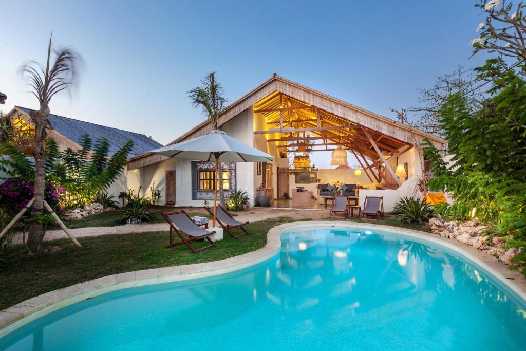 una piscina frente a una casa en The Bingin Beach Villas' Private Villas 1, en Uluwatu