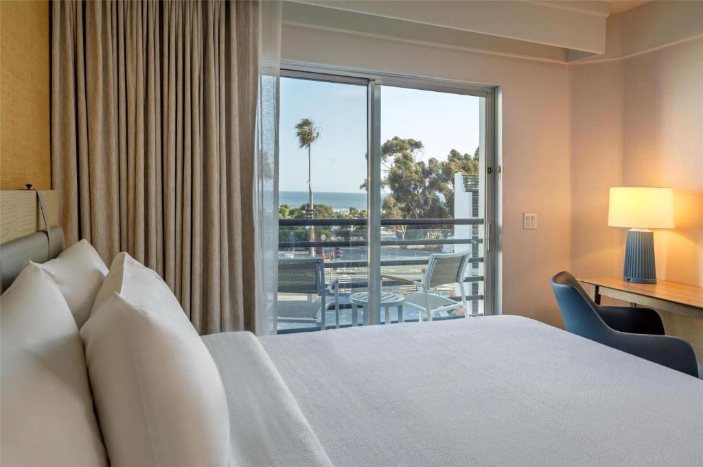 Hilton Garden Inn Dana Point Doheny Beach - King Suite With Balcony And View