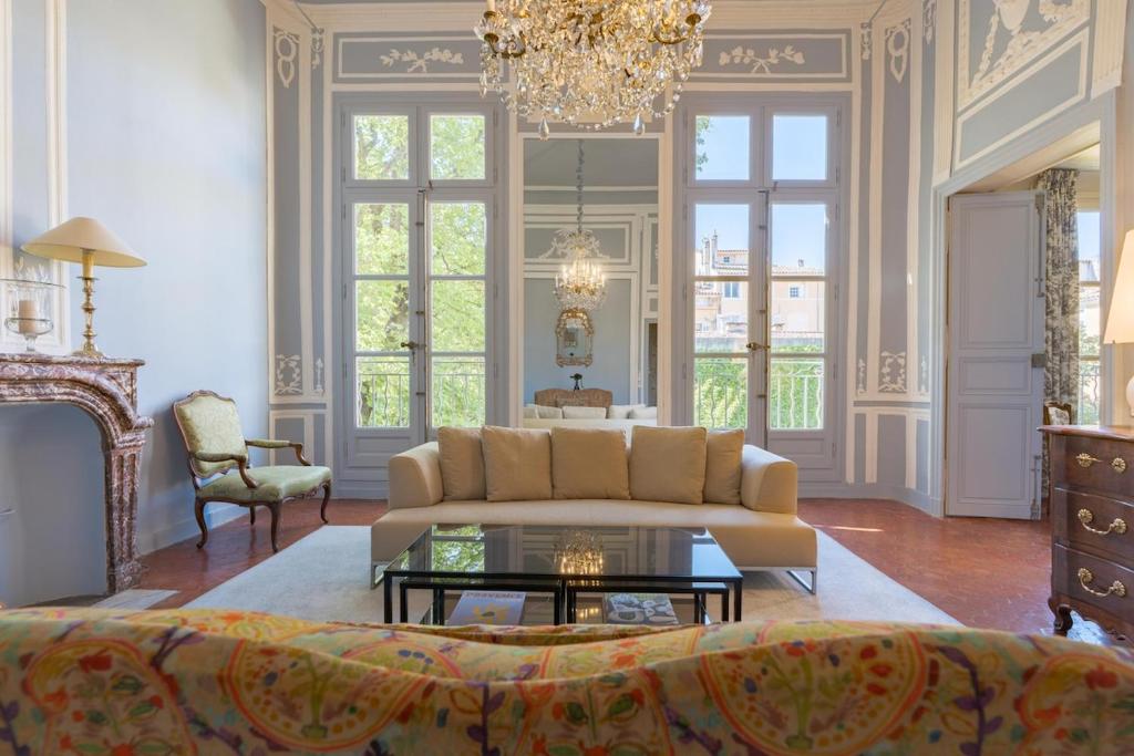 - un salon avec un canapé et un lustre dans l'établissement Cardinale 4 rooms, à Aix-en-Provence