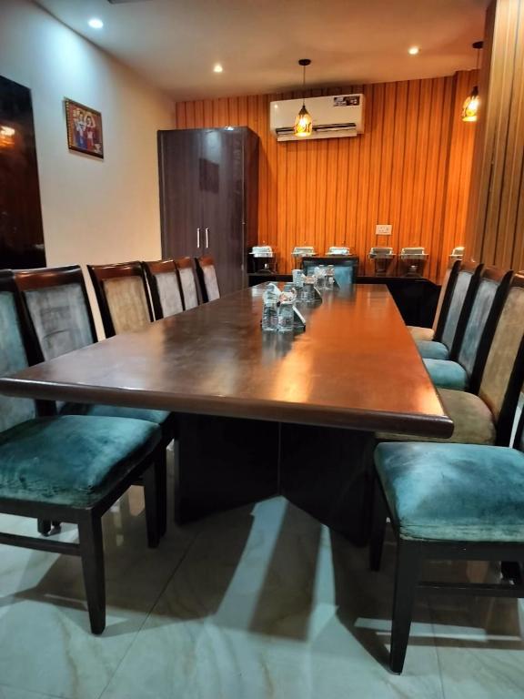 Χώρος καθιστικού στο P S Grand Near New Delhi IGI Airport