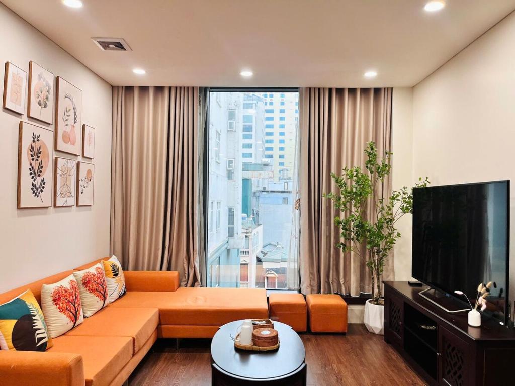 TV a/nebo společenská místnost v ubytování Sakamoto 1 Apartments Kim Ma by XÔI Residences