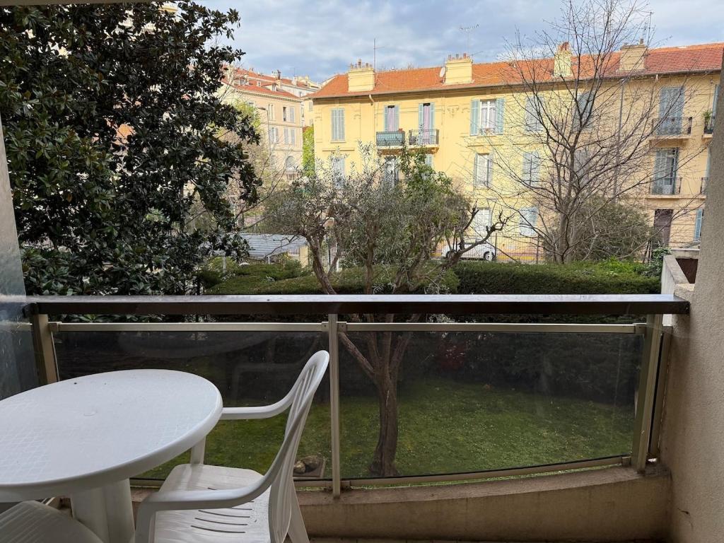 Elle offre une vue sur un balcon doté d'une table et d'une fenêtre. dans l'établissement Studio cosy Cannes centre, à Cannes