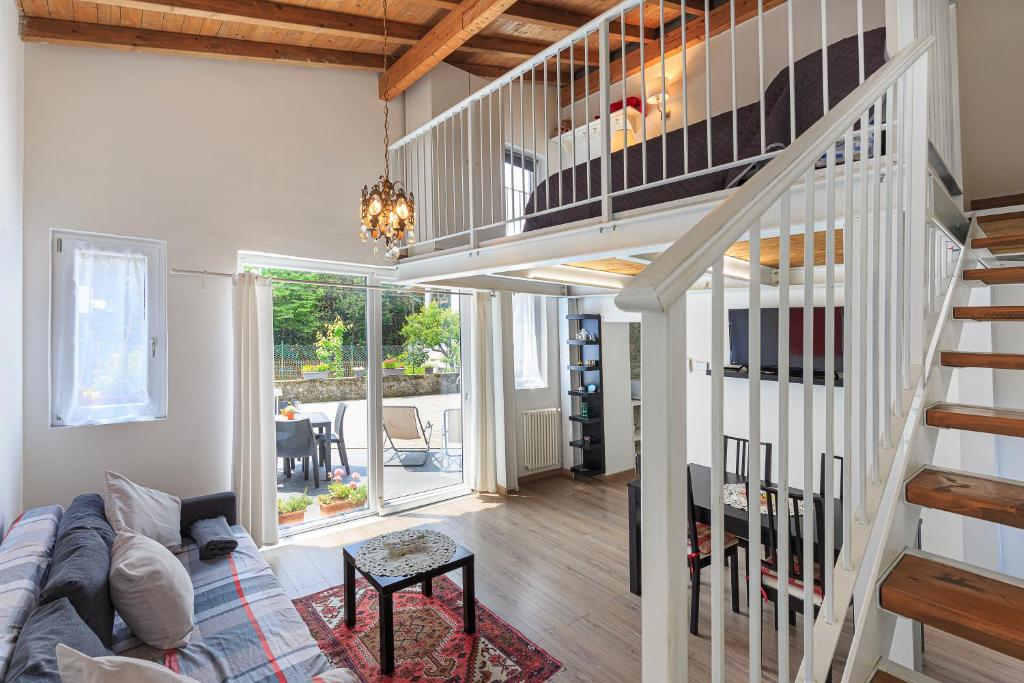 Una sala de estar con un sofá y una escalera. en Tata&#39;s Home, en Cernobbio