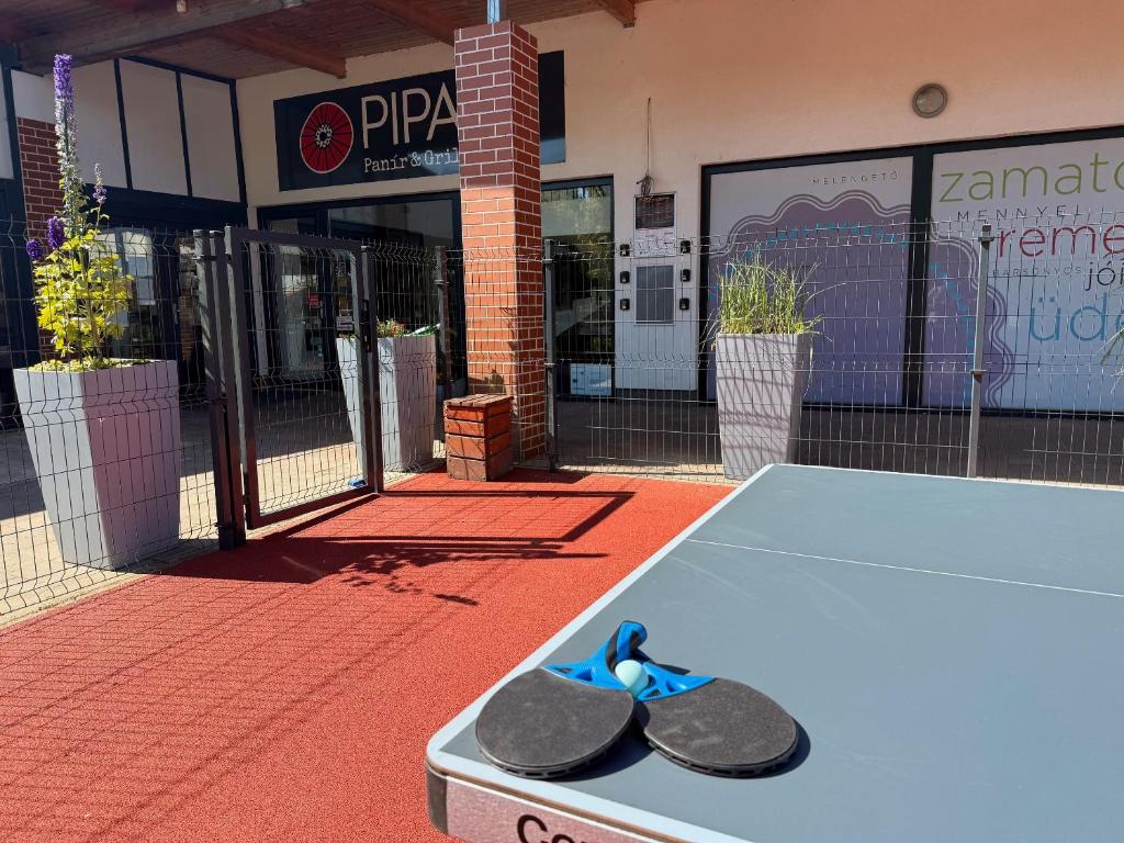 Stolní tenis v ubytování Pipacs Panír & Grill Garden Vendégház nebo okolí