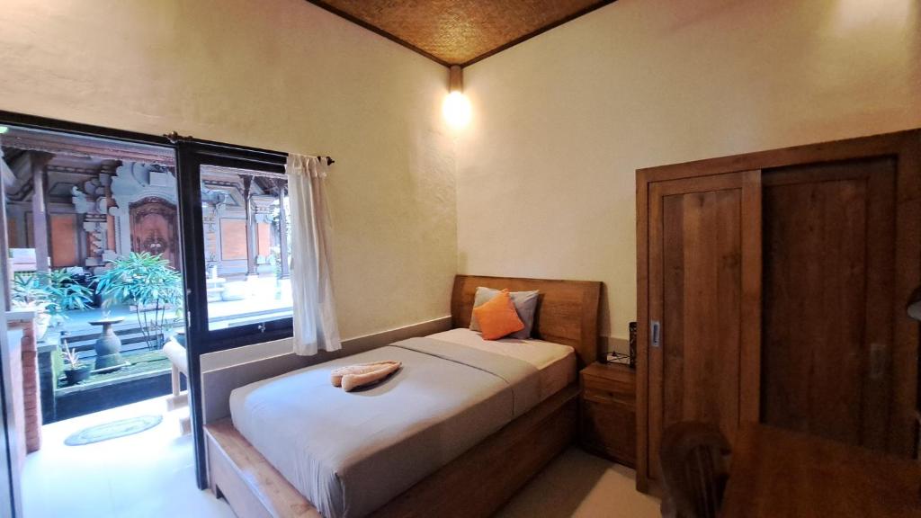 Postel nebo postele na pokoji v ubytování Sahadewa House