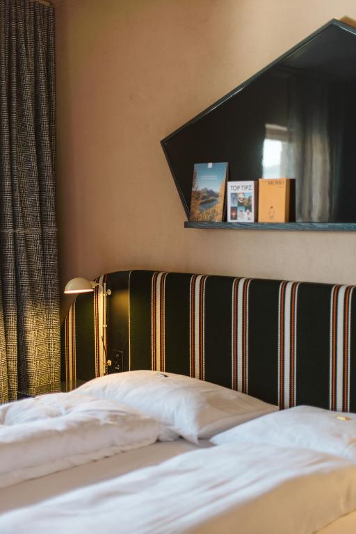 Postel nebo postele na pokoji v ubytování Hotel Engadinerhof Pontresina