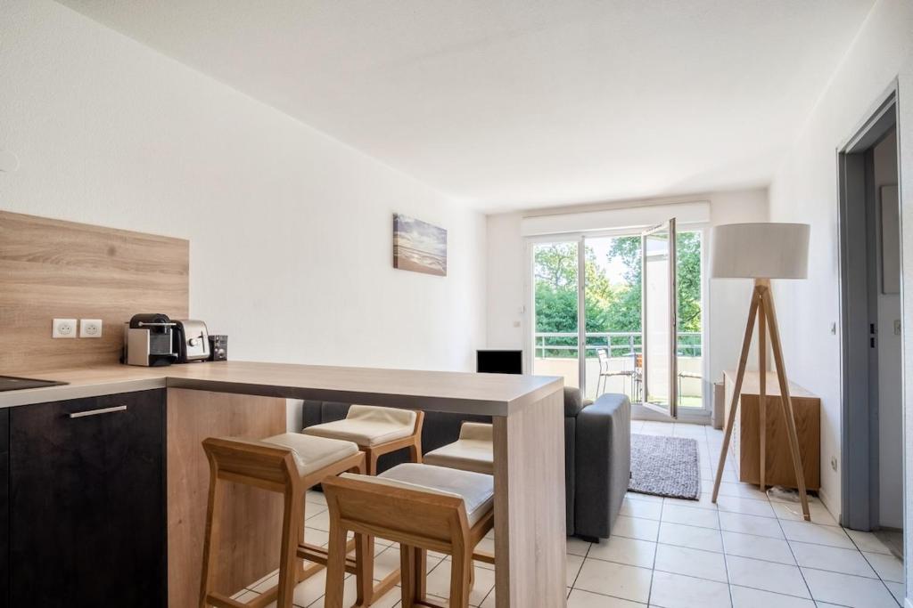 Η κουζίνα ή μικρή κουζίνα στο Bright 2-bedroom with balcony near airport