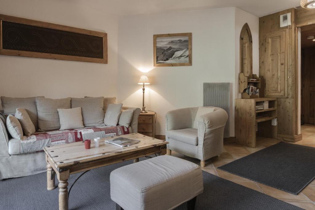un salon avec un canapé et une table dans l'établissement Grande Jorasses 2 - Ski - Terrasse - Vue Montagne, aux Houches