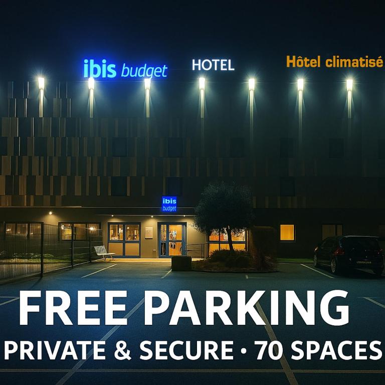 un panneau indiquant parking gratuit privé et sécurisé dans l'établissement Ibis Budget Le Havre Les Docks, au Havre
