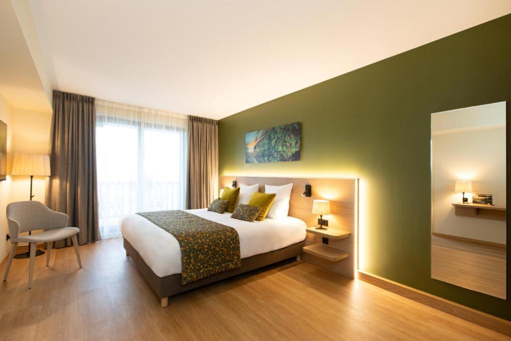Postel nebo postele na pokoji v ubytování Hôtel Terra Vinum