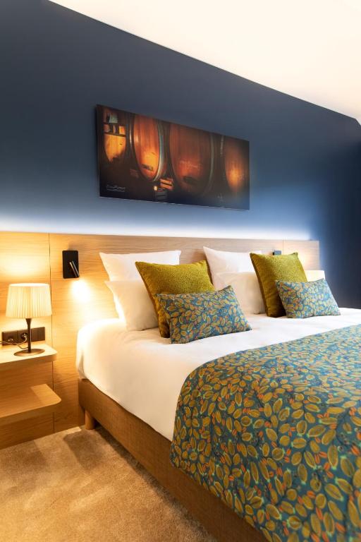 Postel nebo postele na pokoji v ubytování Hôtel Terra Vinum