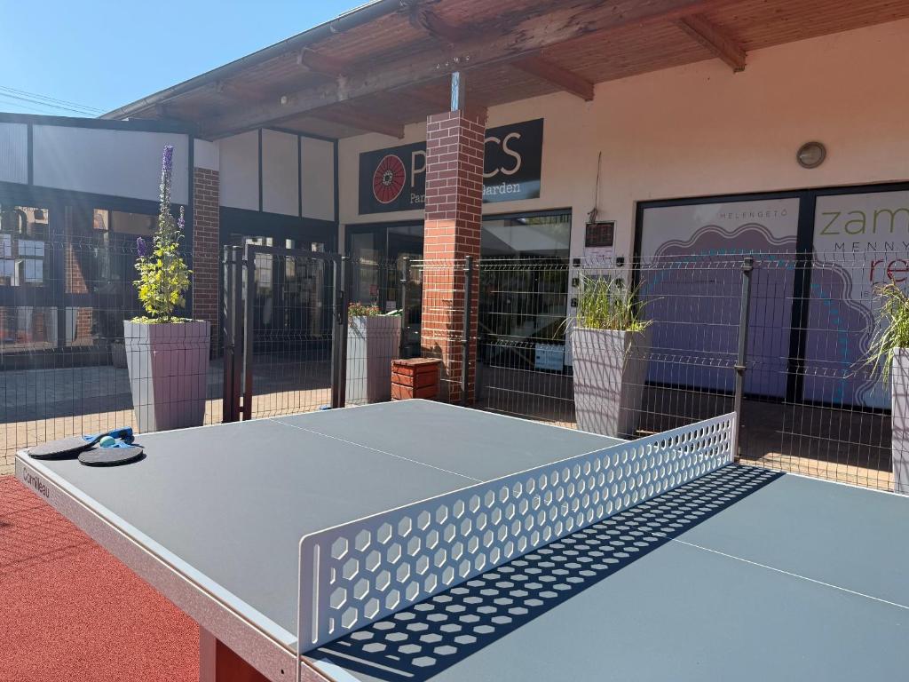 Stolní tenis v ubytování Pipacs Panír & Grill Garden Vendégház nebo okolí