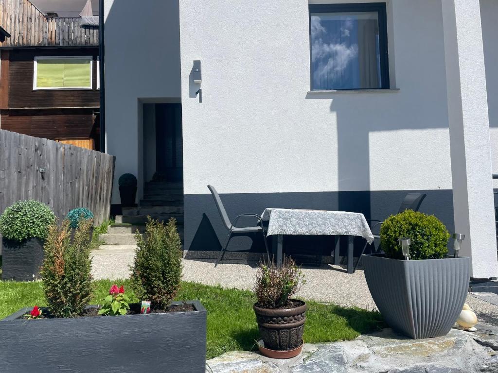 Vonkajšia záhrada v ubytovaní Appartements Slishani 1