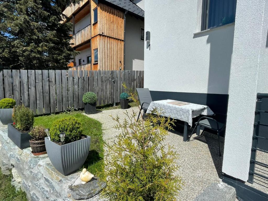 Vonkajšia záhrada v ubytovaní Appartements Slishani 1